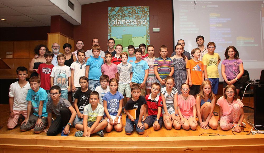 alumnos-de-primaria-exhibicion-con-robots-como-cierre-de-un-curso-de-la-upna