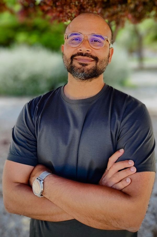 La RSEQ galardona al investigador del INAM-UJI Nishant Singh como líder de un equipo de investigación centrado en la creación de sistemas dinámicos parecidos a la vida - UJI